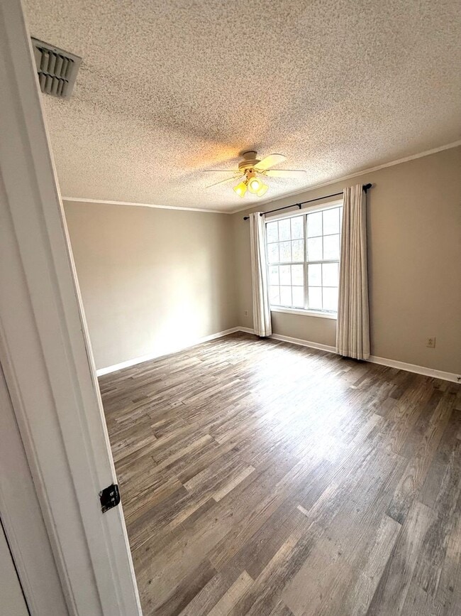 Building Photo - COMPLETELY RENOVATED TOWNHOUSE