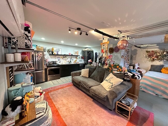 Building Photo - 135 Sunset Dr