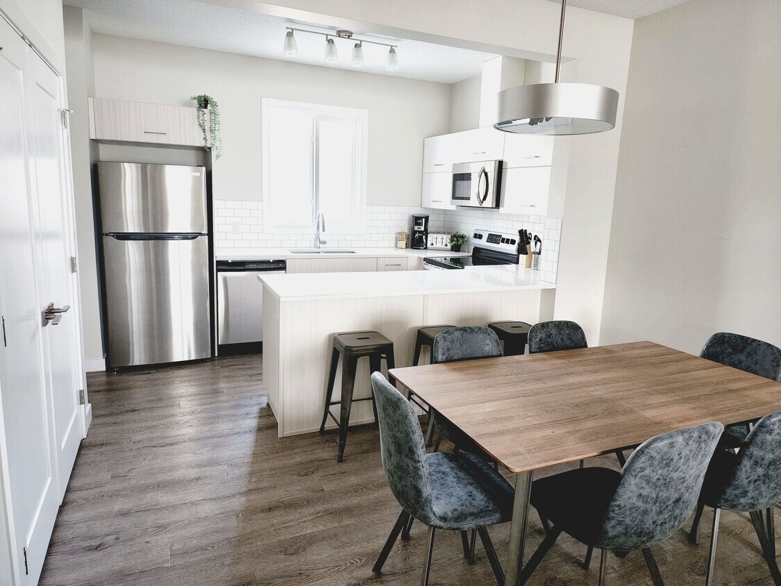 Photo principale - 13020-13113 113 Ave NW