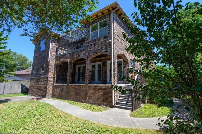 Building Photo - 9714 Braesmont Dr