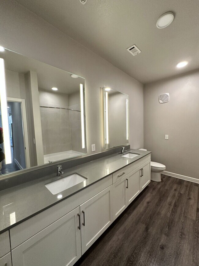 Foto del edificio - 5701 McKinney Pl Dr