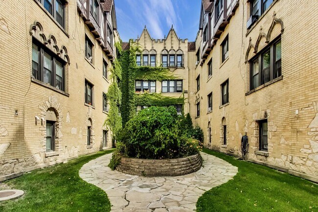 Foto del edificio - 5655 N Spaulding Ave