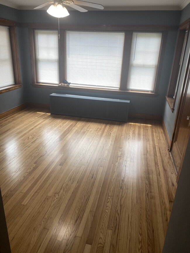 Building Photo - 5312 W Wrightwood Ave