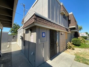 Building Photo - 5674 Hillsdale Blvd
