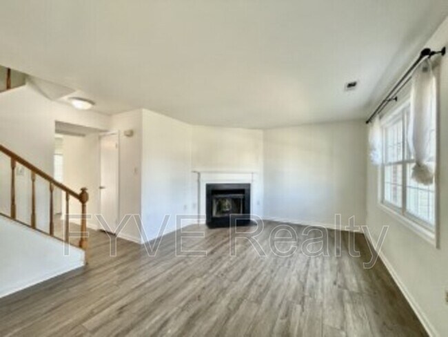 Foto del edificio - 8711 Point of Woods Dr
