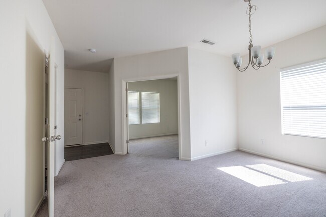 Building Photo - 710 Yorkshire Dr
