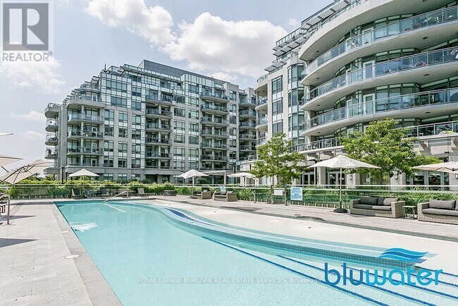 Photo du bâtiment - 3500 Lakeshore Rd W