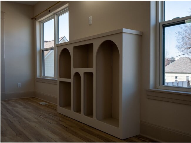Building Photo - 922 9th St SE