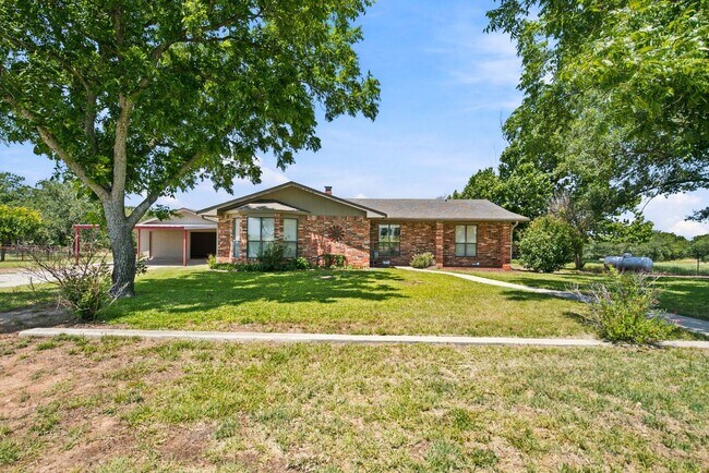 Foto del edificio - Country Home with Pond, Horse Pens & Optional Additional Pasture