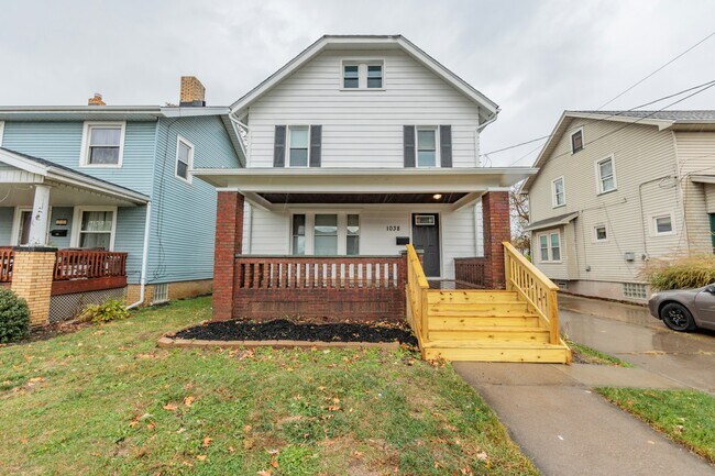 Building Photo - 1038 W 11th St