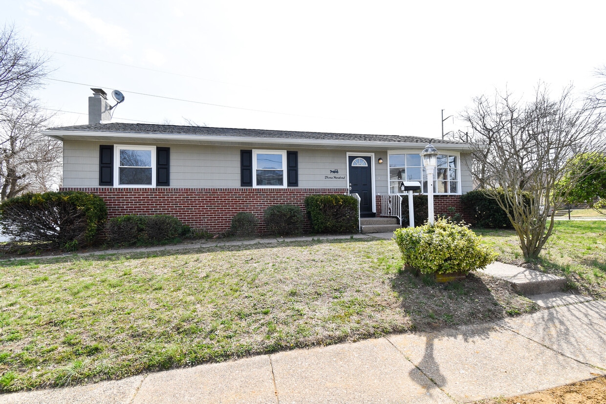 Primary Photo - 300 Bowers Ave