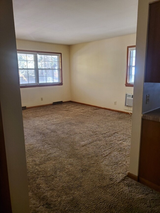 Building Photo - 1258 E Elm St