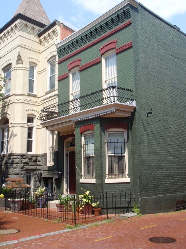 Building Photo - 230 11th St SE