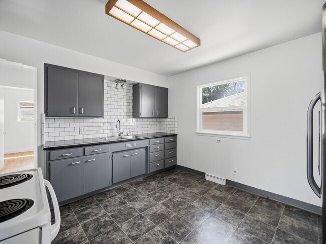 Building Photo - Charming Northwest Spokane Home | Minutes from Audubon Park & Downriver Golf Course