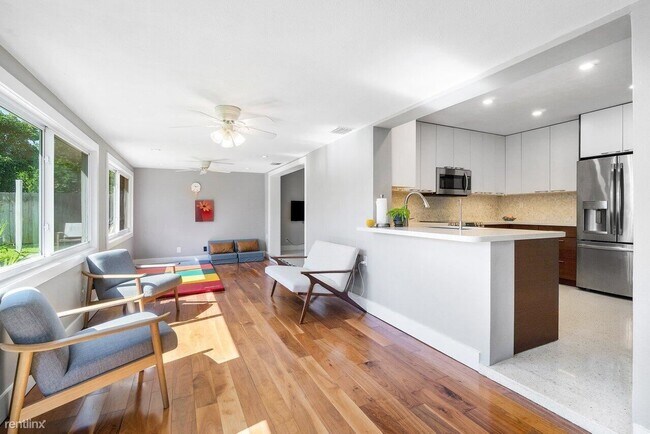 Foto del edificio - 3 br, 2 bath House - 2240 NE 2nd Ave