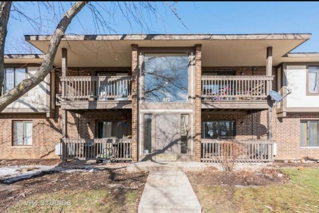 Building entrance (front) - 572 Somerset Ln