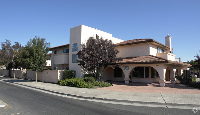 Building Photo - Casa Linda Apartments