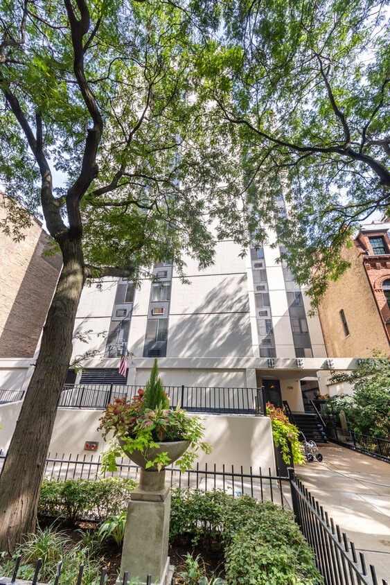 Primary Photo - 1339 N Dearborn St