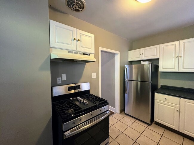 Building Photo - 2 bed 1 bath - nice updates, central air, ...