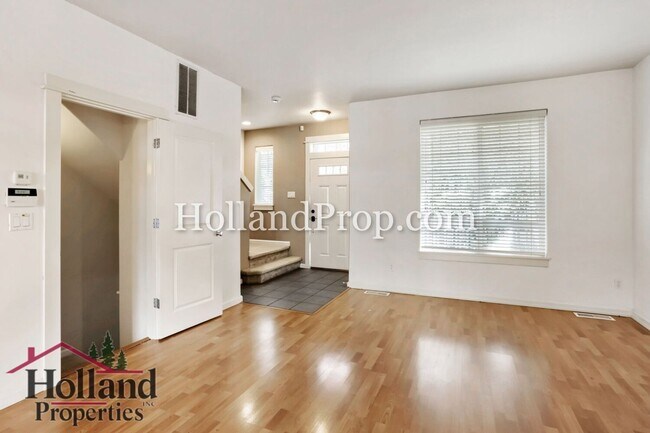 Foto del edificio - Charming 2-Bedroom Beaverton Townhome with Attached Garage!