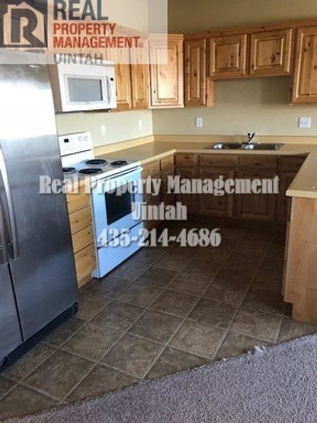 Building Photo - 3 bed 2.5 bath townhome in Fox Run
