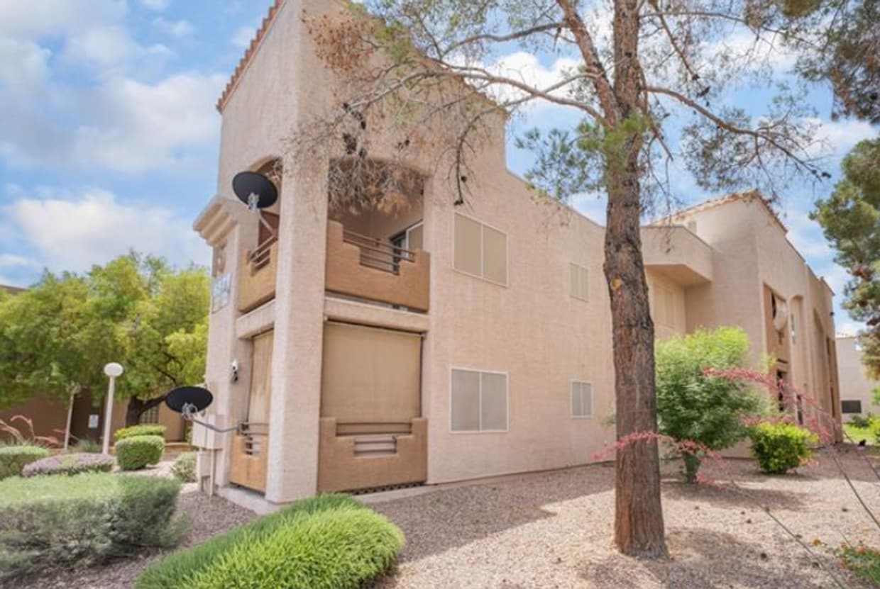 Primary Photo - INVITING 2 BEDROOM TOP FLOOR CONDO IN A CE...