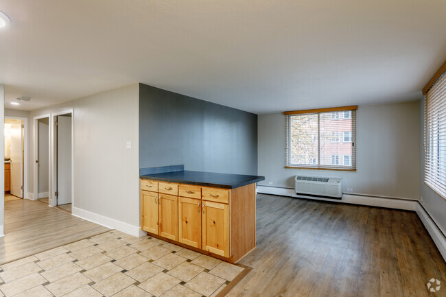 2BR, 2BA - 754SF - The Vista at Washington Park