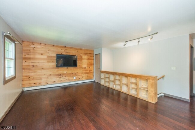 Building Photo - 470 Valley Rd