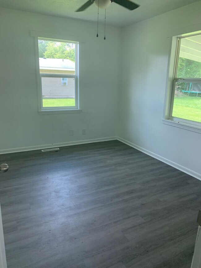 Foto del edificio - 2 bedroom 1 bathroom duplex with a Carport