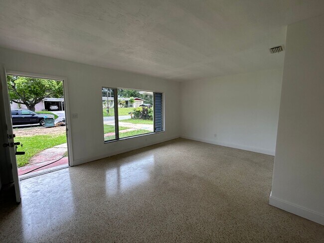 Building Photo - 1148 Clearwater Rd