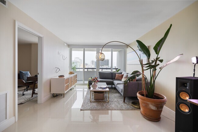 Foto del edificio - 3200 Collins Ave