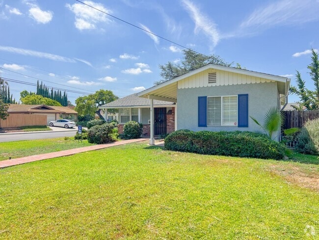 Building Photo - 9856 La Rosa Dr