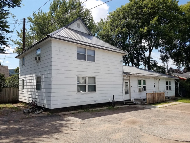 Building Photo - 867 W 5th St