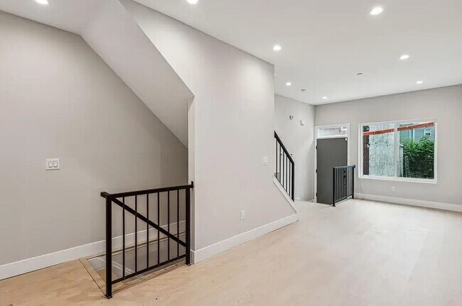Building Photo - 2139 E Monmouth St