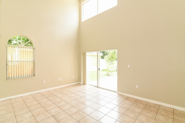 Foto del edificio - 19167 NW 13th Ct