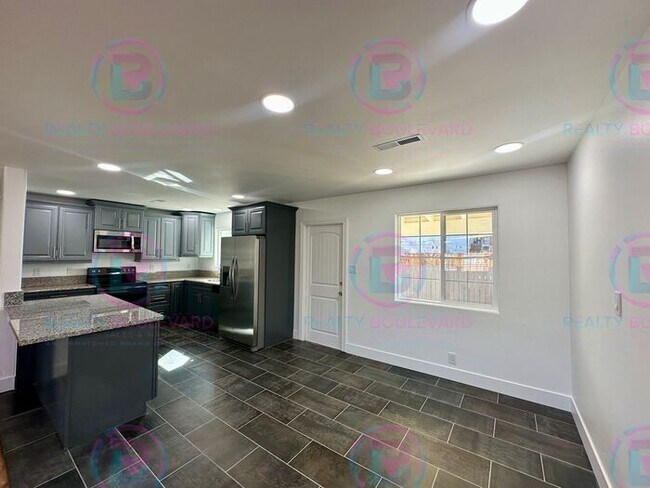 Foto del edificio - Modern 3-Bed Home with Fireplace, Backyard Entertaining Space & Prime Location
