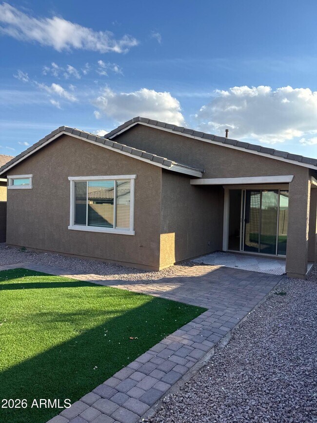 Foto del edificio - 1318 E Irwin Ave