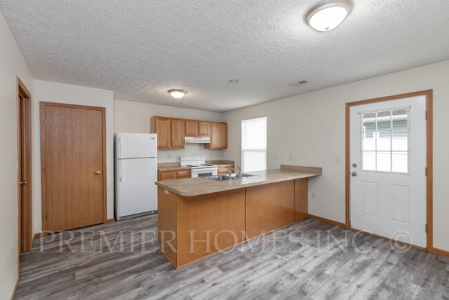 Building Photo - 92-92 Meadow Wood Dr