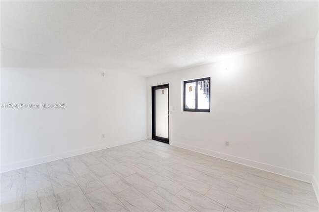 Building Photo - 1515 NW N River Dr