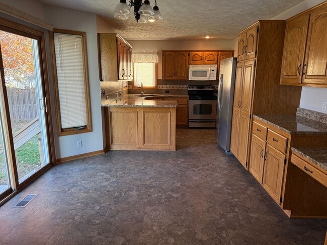 Building Photo - 2110 John St