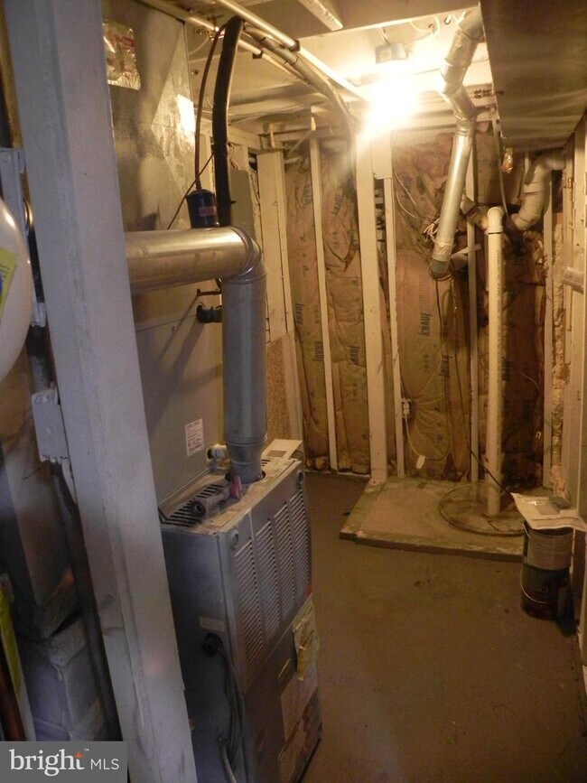 Building Photo - 1205 James St