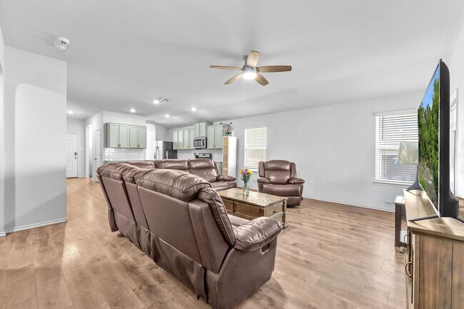 Building Photo - 3-BEDROOM SINGLE STORY HOME IN KENDALL BRO...