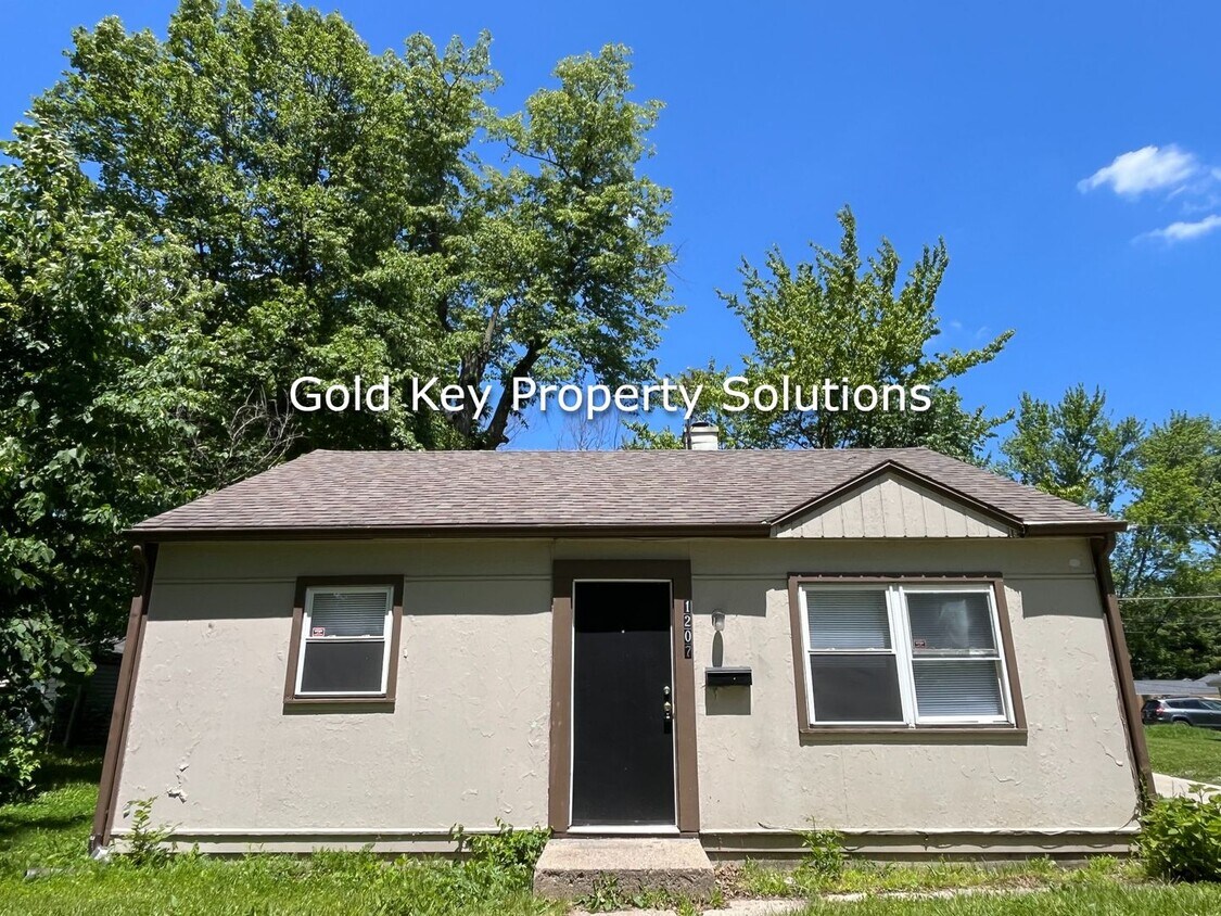 Primary Photo - Updated 2 Bedroom/1 Bath with New Carpet a...