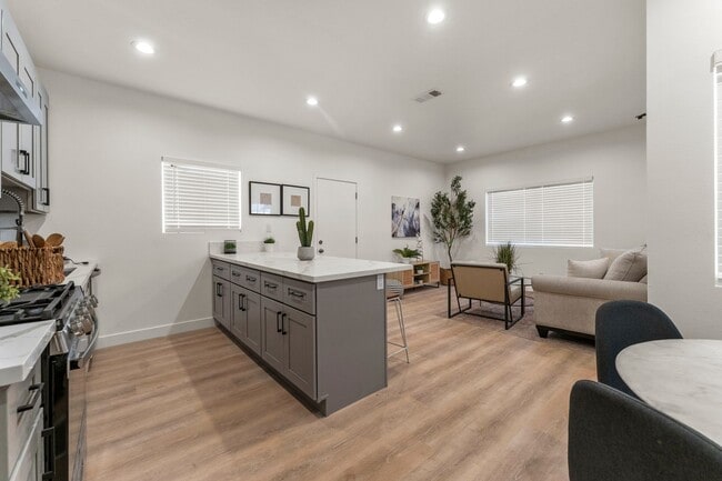 Building Photo - Showing Times: Showing Times: to schedule a viewing, please call & contact us