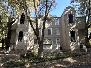 Building Photo - 300 S Cedar St