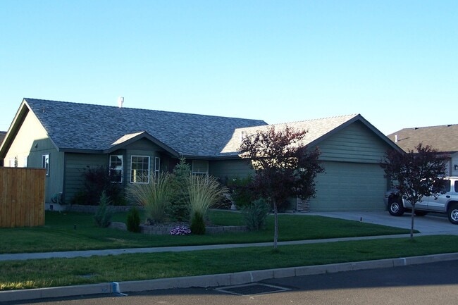 Building Photo - 3340 NE Mendenhall Dr