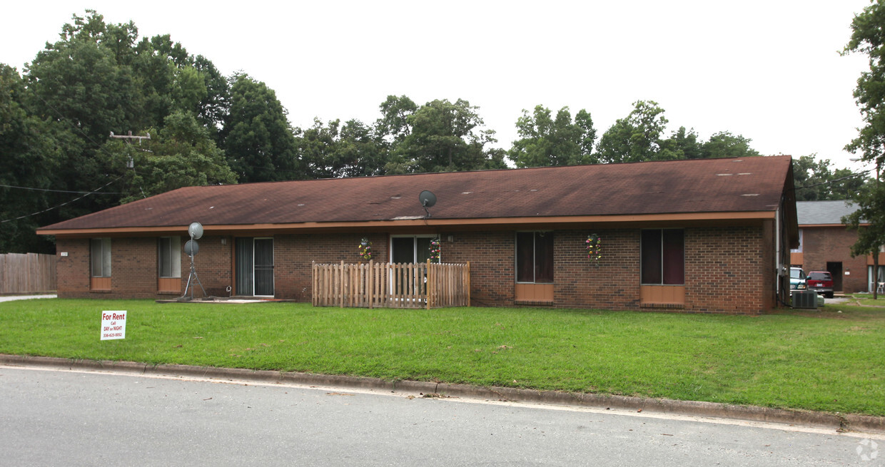 Building Photo - Oakwood Apartments