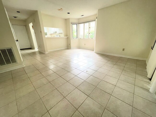 Foto del edificio - Updated, polished 2br END UNIT in Mill Cre...