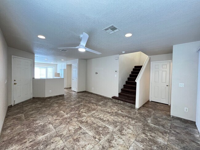 Building Photo - Adorable Home with 3 Bedrooms 2.5 Bathroom...