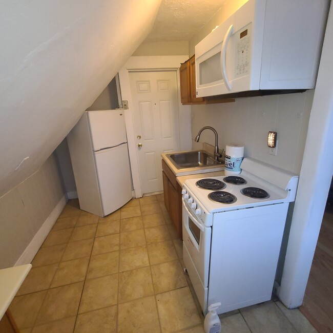Kitchen - 1623 Chapel St. Apartments